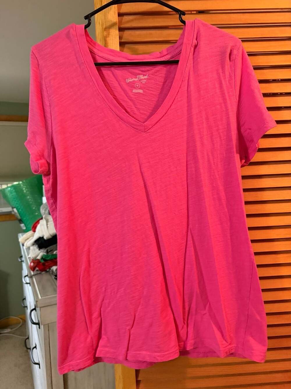 Universal Thread V-Neck T-Shirt Size XL Pink Short Sleeve